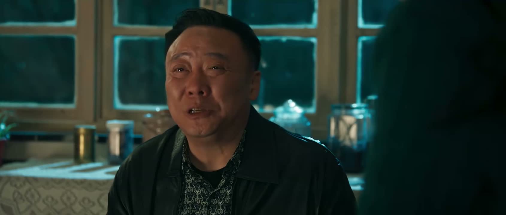 她也就比小辉大个两三岁