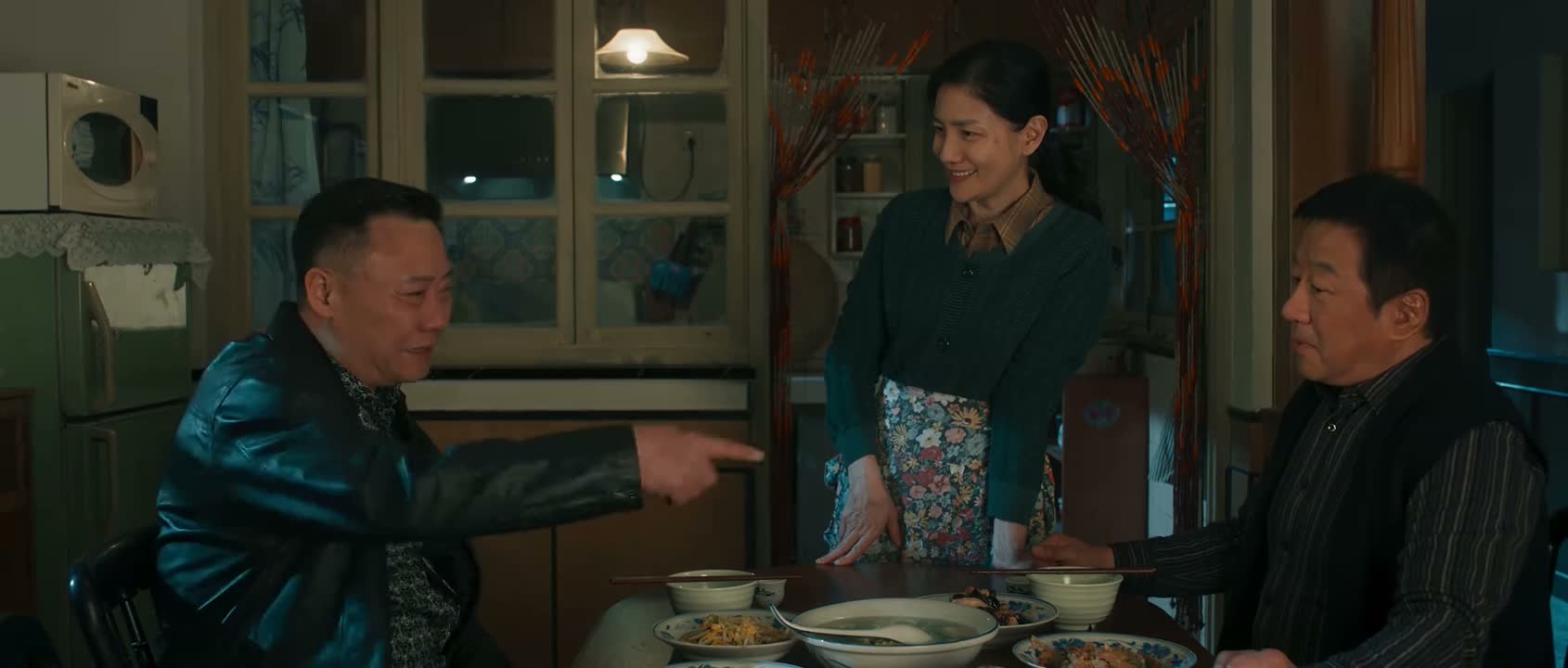 怎么能跟咱坐一桌吃饭
