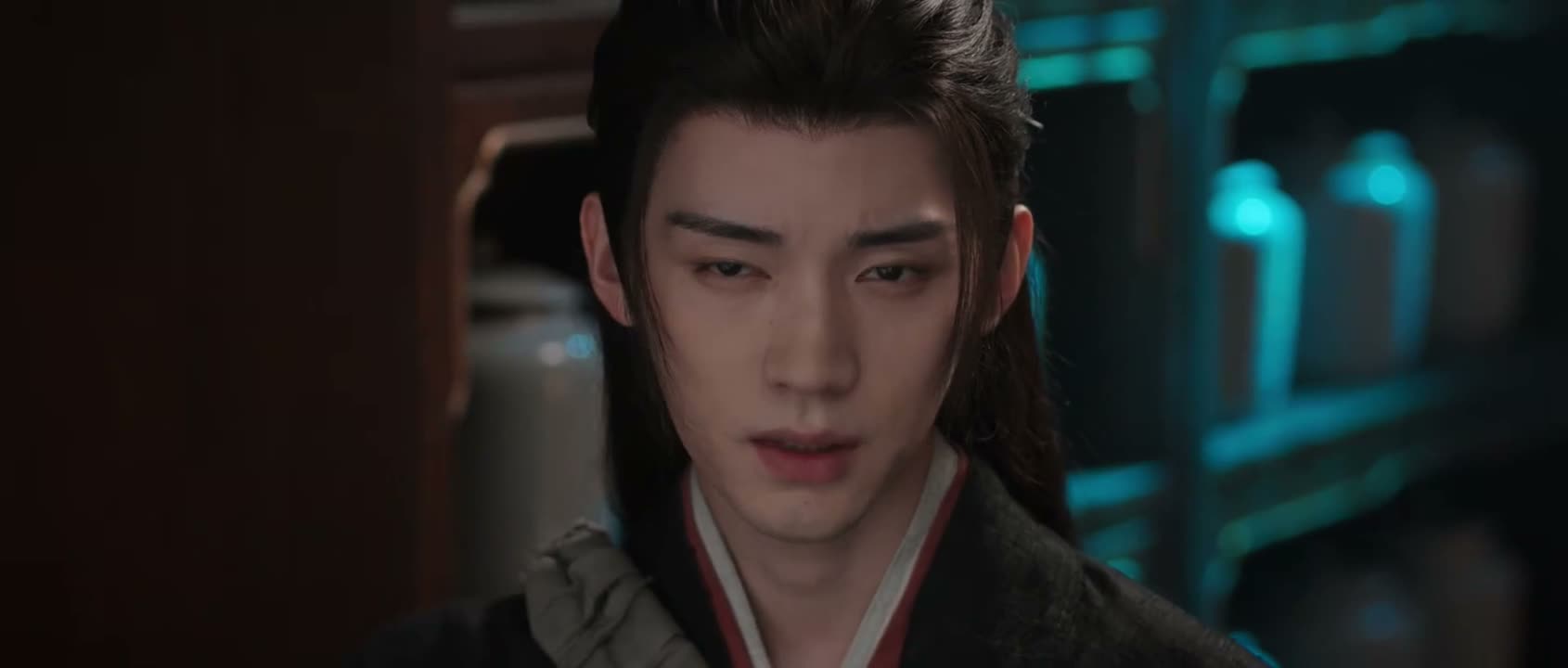 而是那个黑衣人