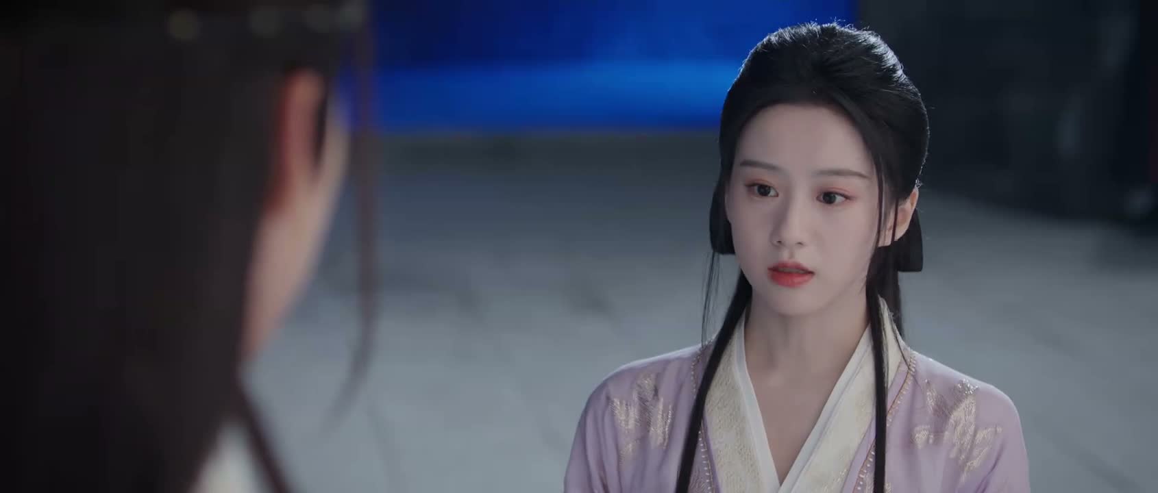 他一直把自己关在房间里呢