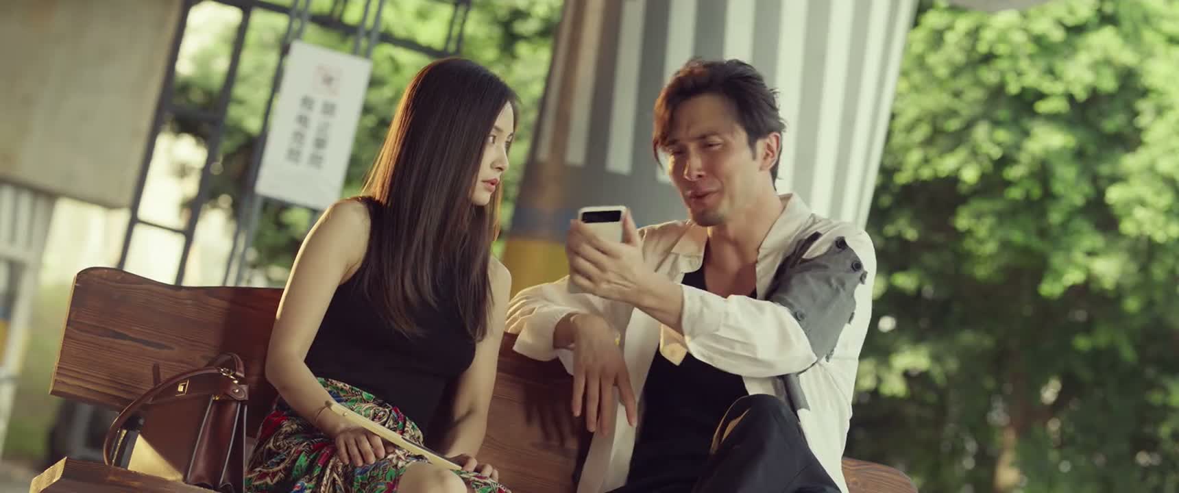 他是用屁股夹着笔画的吗