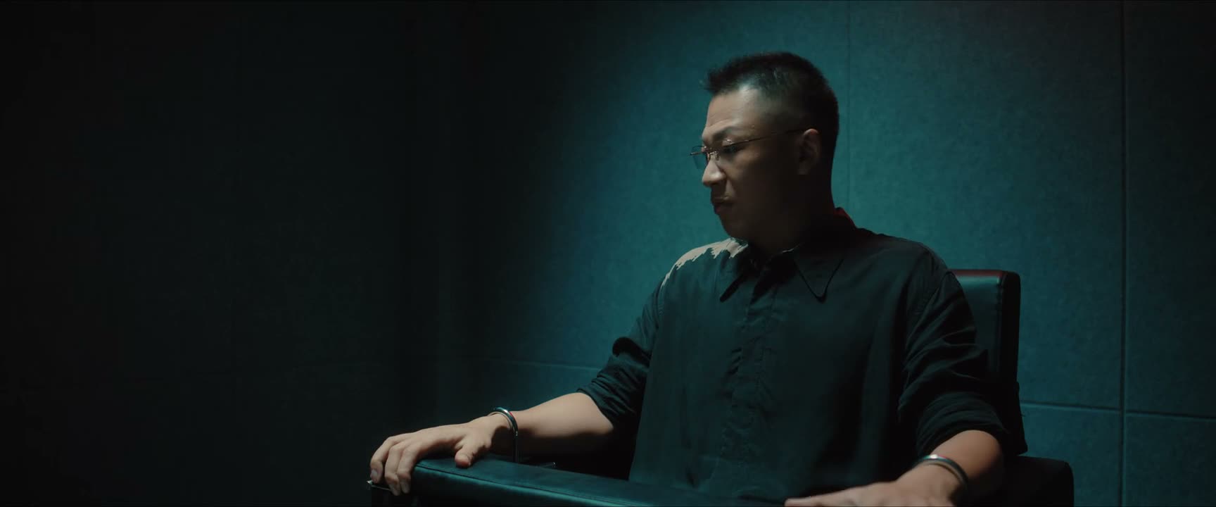 不是跟朋友喝酒就是在打牌