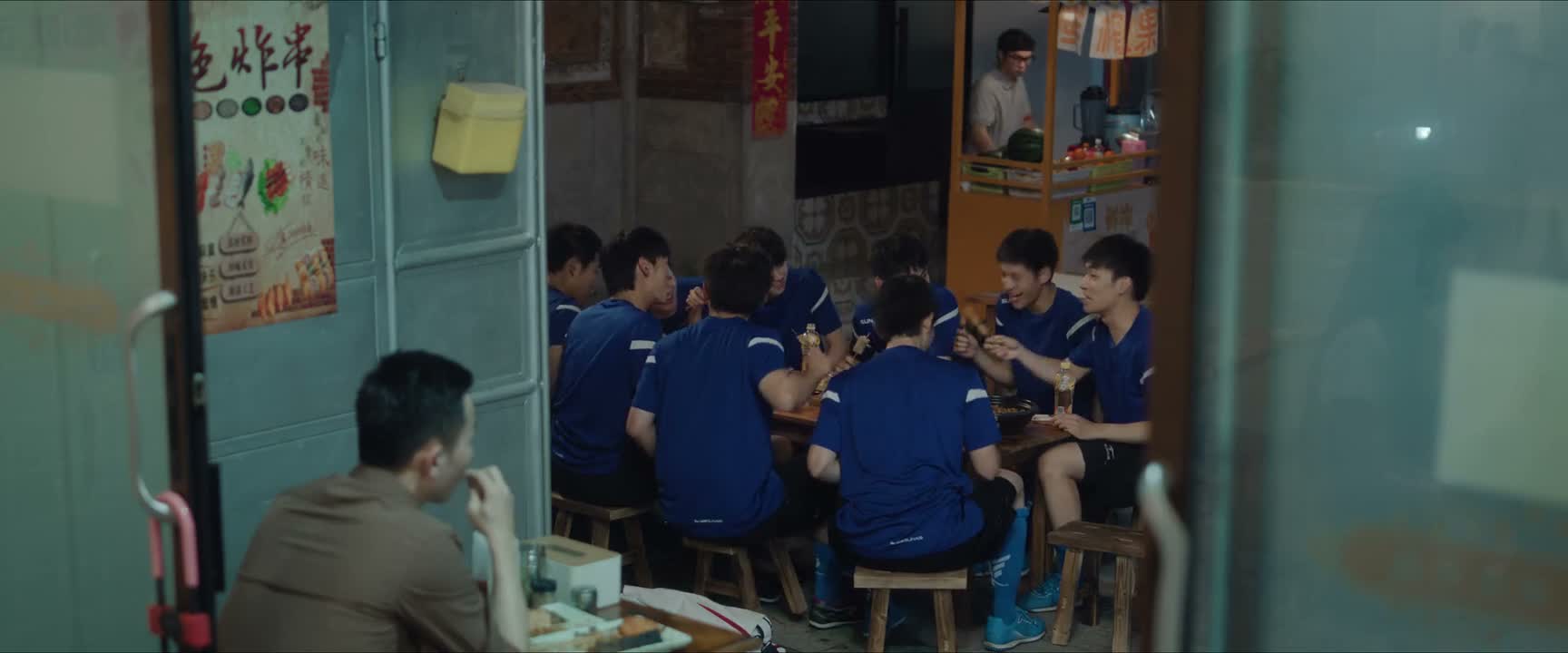 我爸昨天看我成绩单的时候 都笑疯了