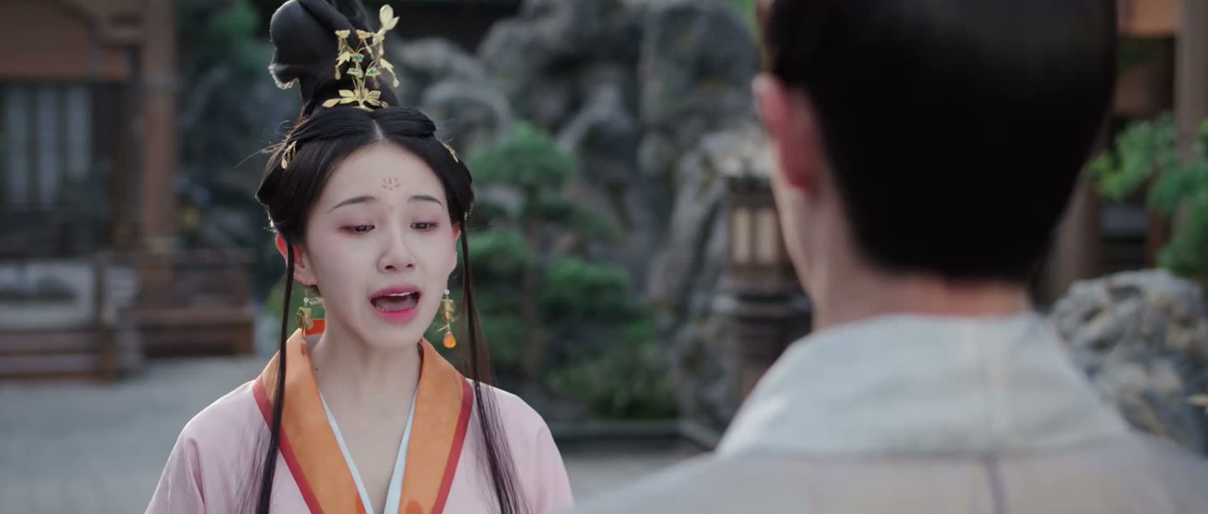 她还义无反顾地救他