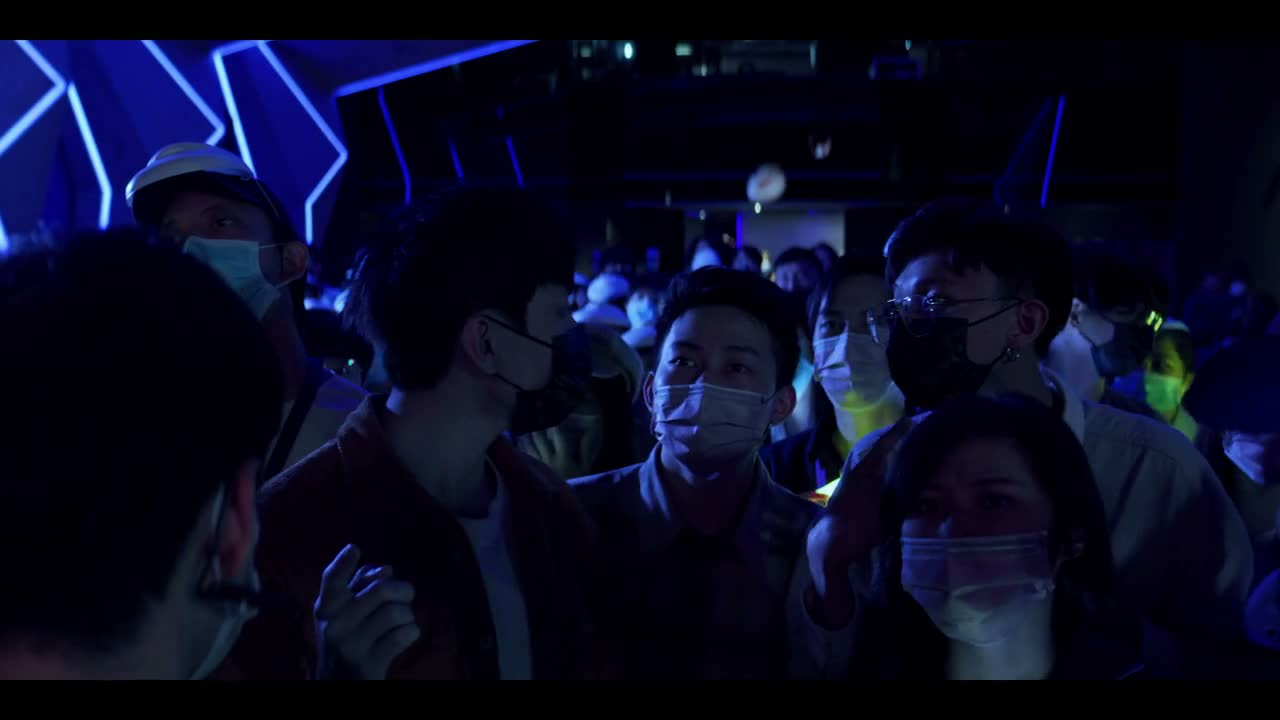 - 什么意思啦? - 她说我们“脑残粉”