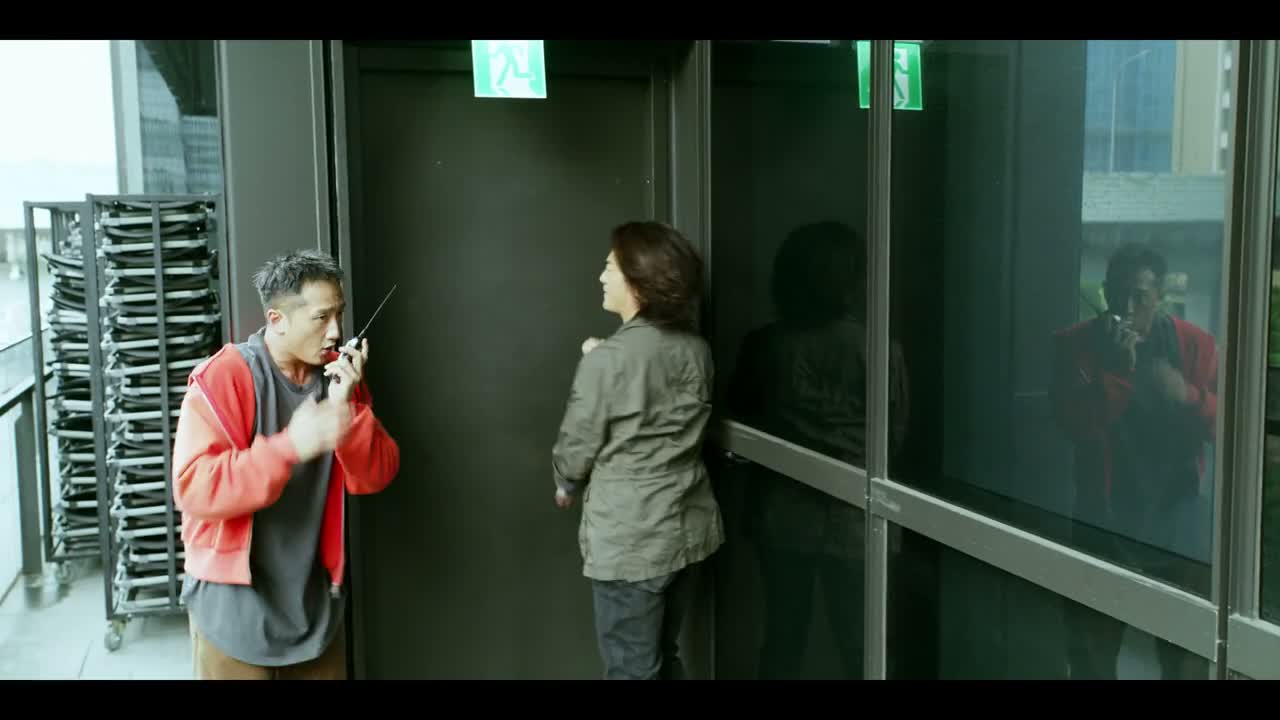 喂?楼下后面有没有人可以通知?