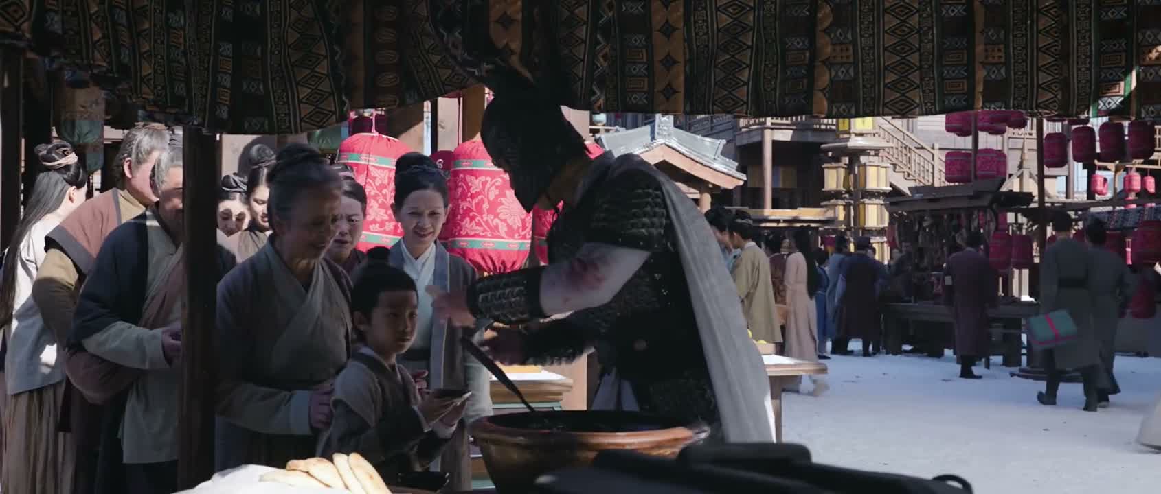 来 孩子 拿好啊 谢谢军爷