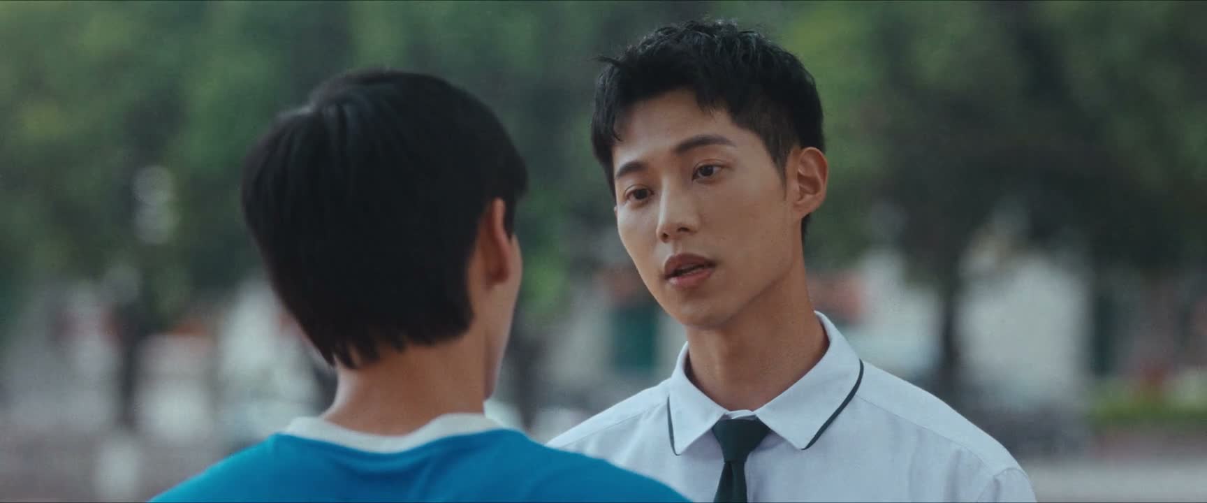 散了就散了 跟我也没关系 我转学是转定了