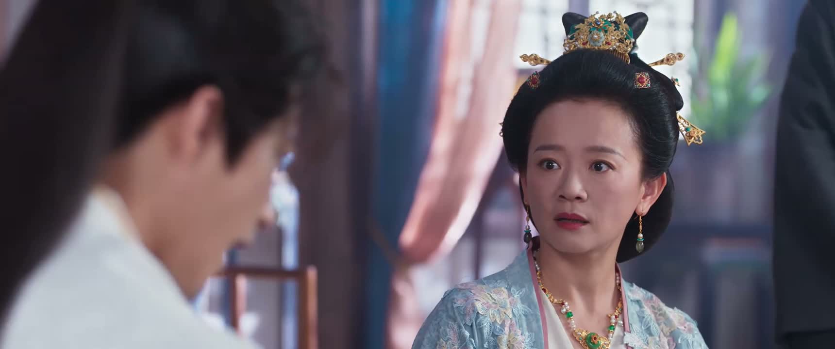 说是安郡王当街拦截了六个僧人