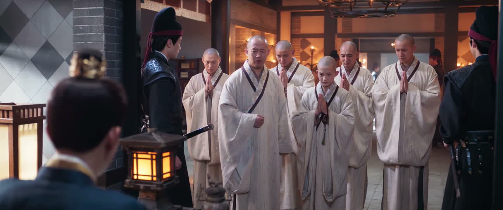 想先悄悄返回寺中