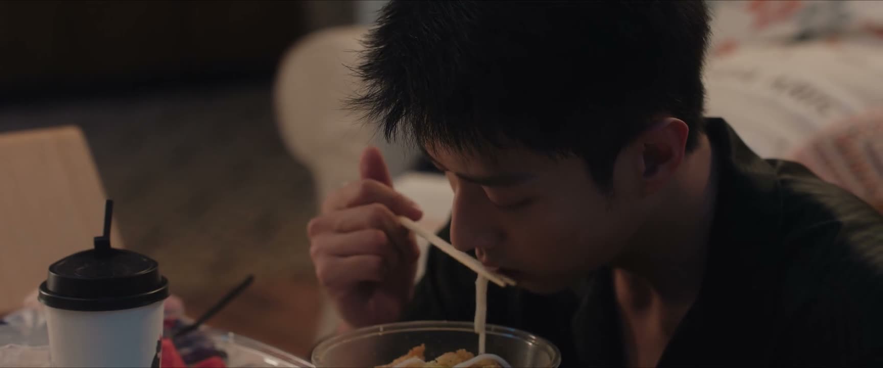 这粉也不是这么吃的 这粉要吸溜着吸溜着