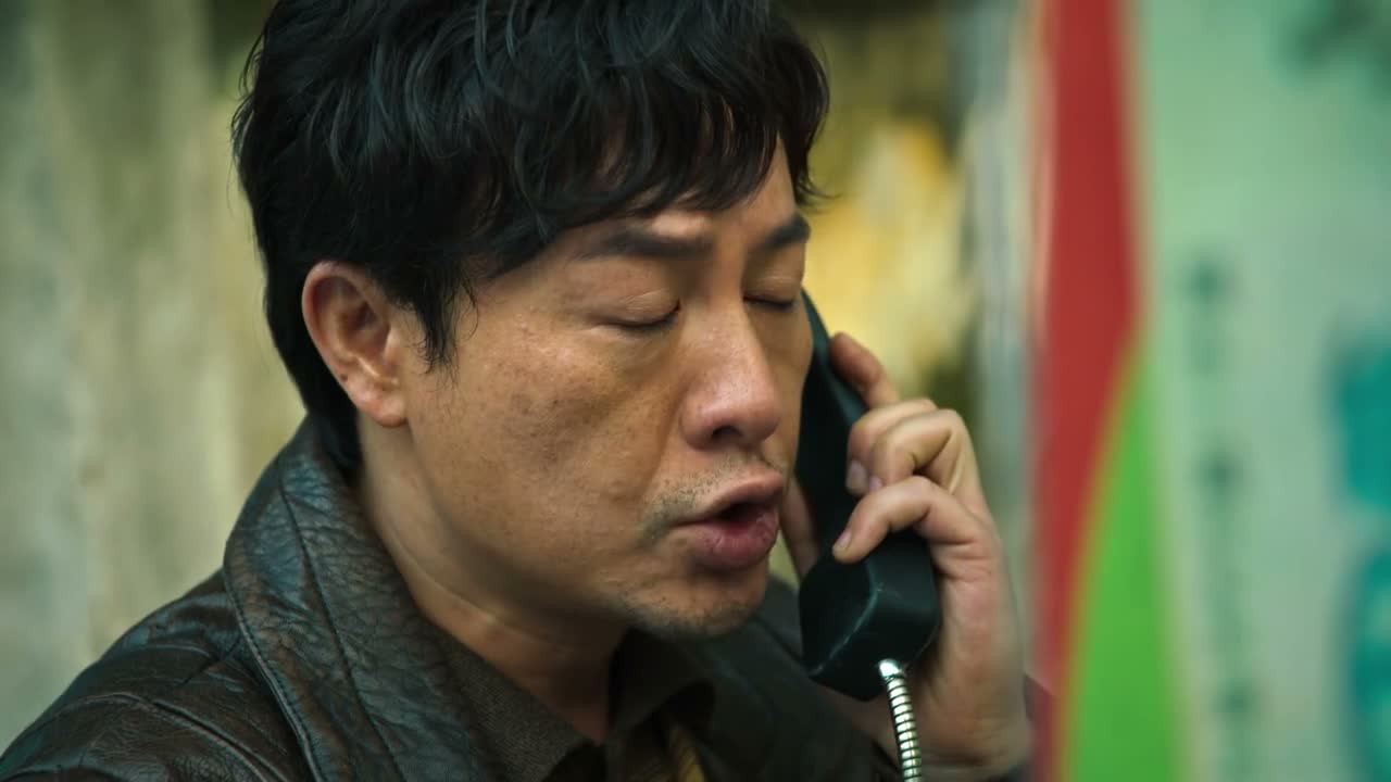 随便让你旁边的人 让他听一下电话