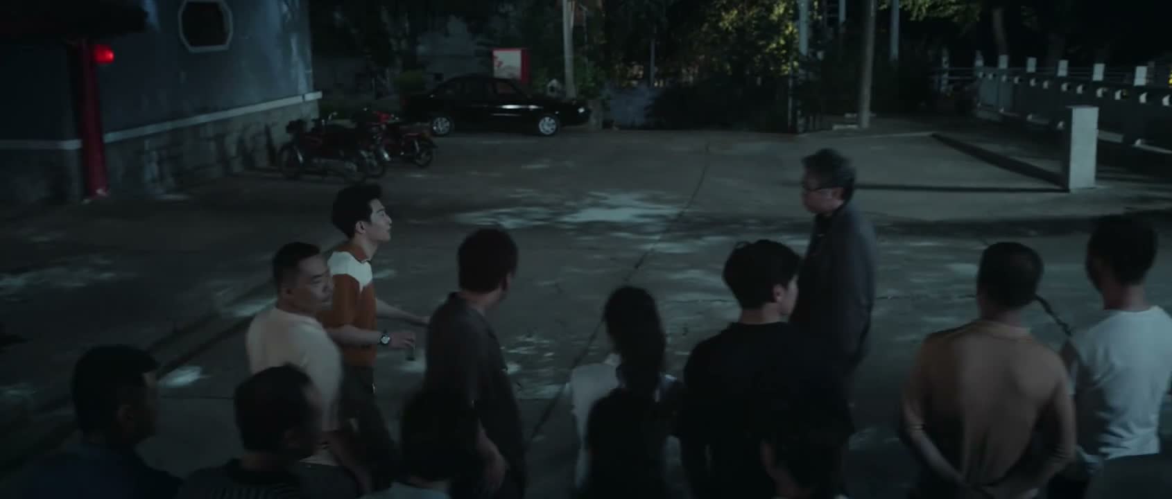 团长 喝水不