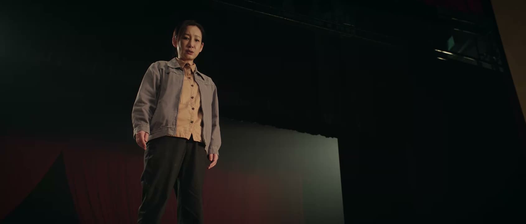 坐这儿跟个雕塑似的