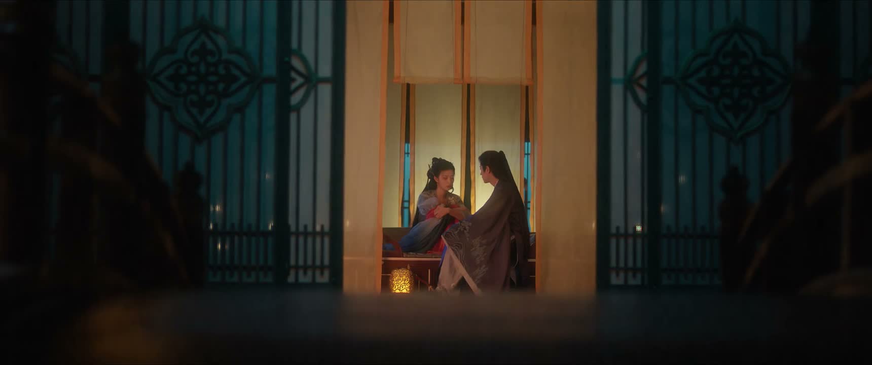 把我关在又冷又湿的偏院
