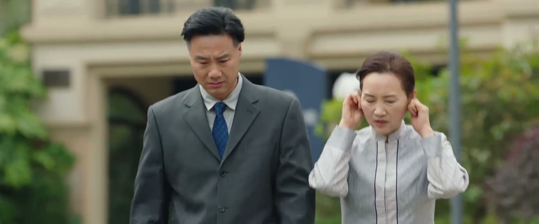 我这耳朵根呀 发烫嘞