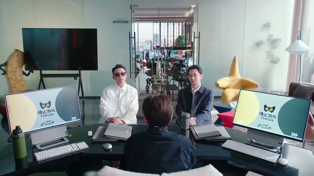 就我们三个投票 同意的举手
