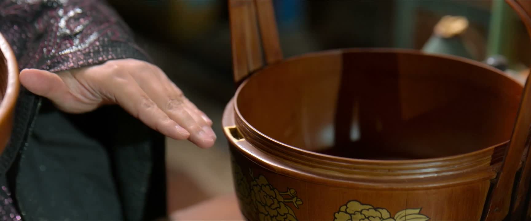 如果放进热水盖好