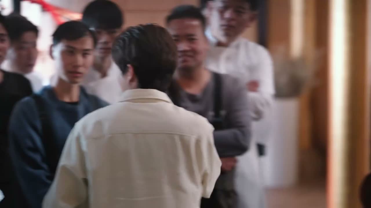 阿珍 你把手机借我一下