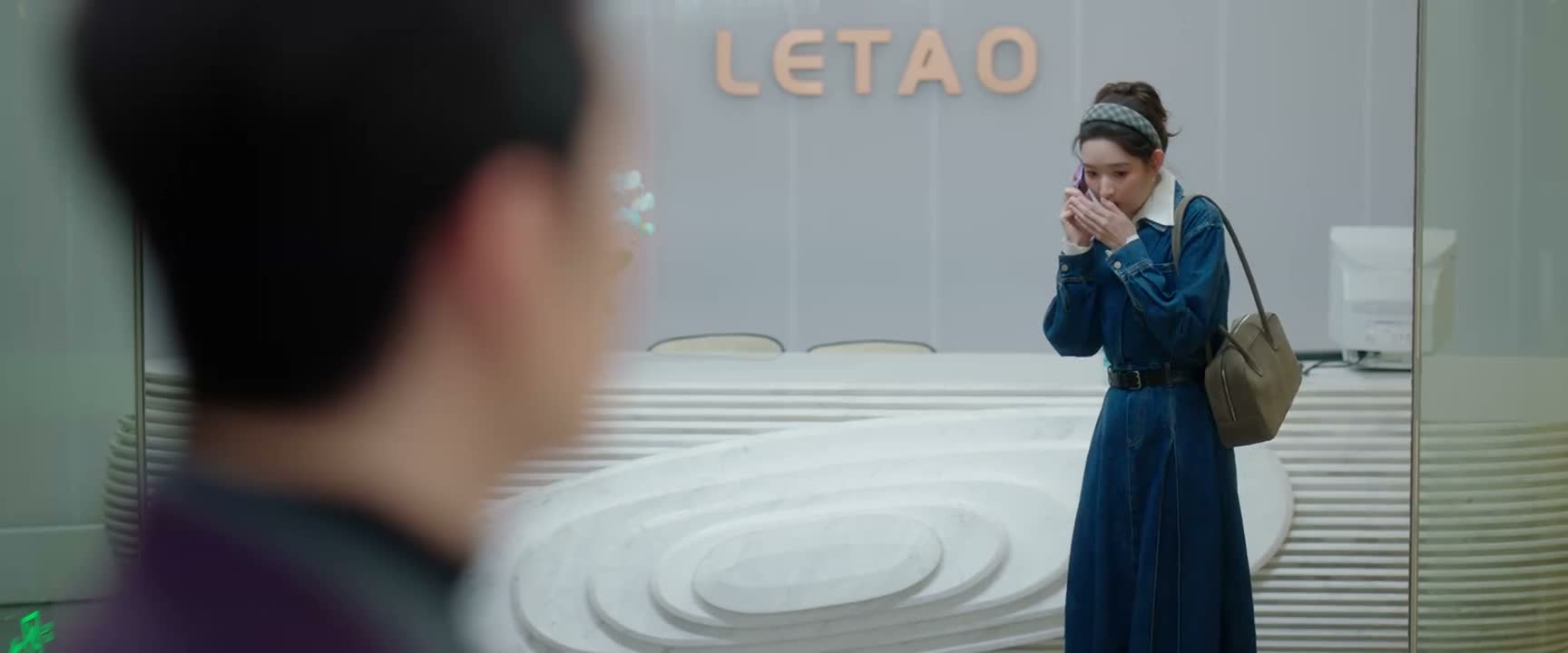 不跟你说了啊 我进电梯了