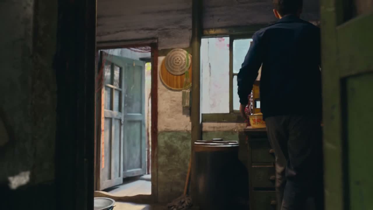 你总不能放这个塑料盒里吧