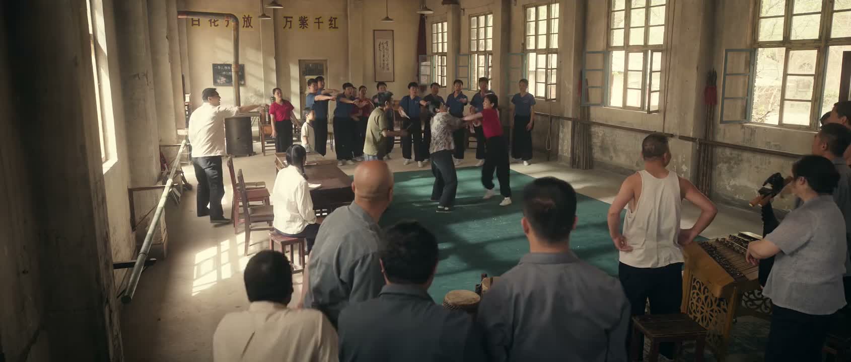 胡闹啥呢 胡闹啥呢 把她拉开