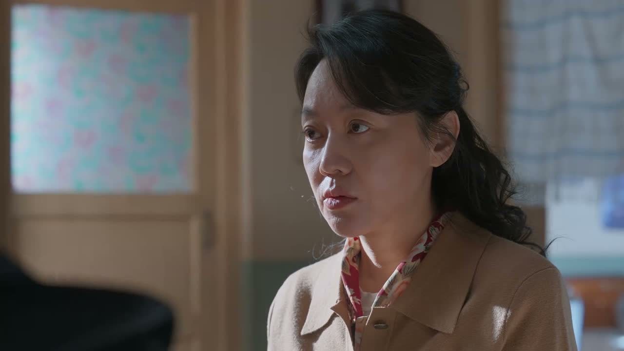 我就去小吃店等她