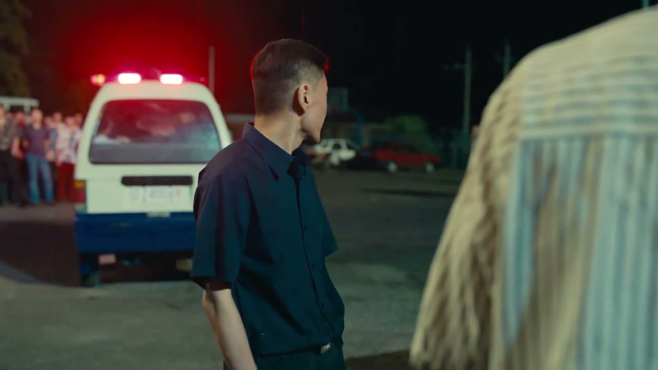 别看这家伙戴着眼镜