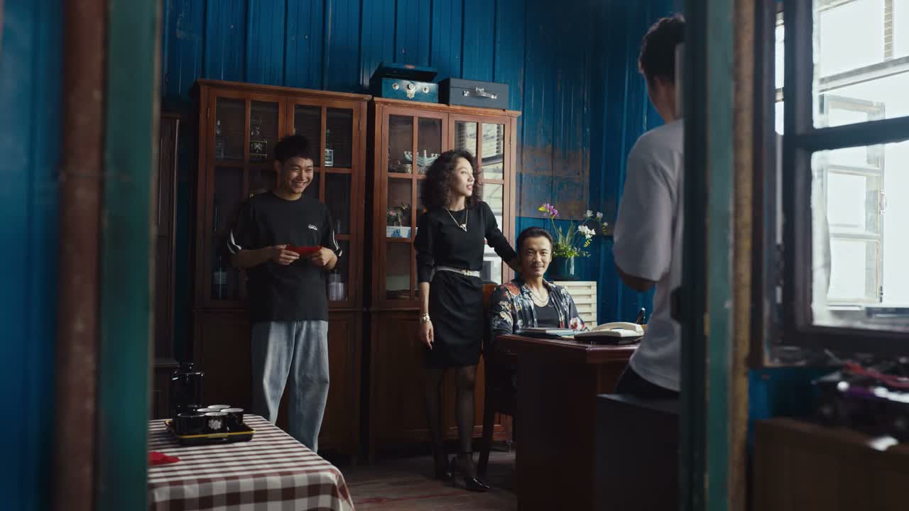 咱们舞厅生意肯定能越来越红火