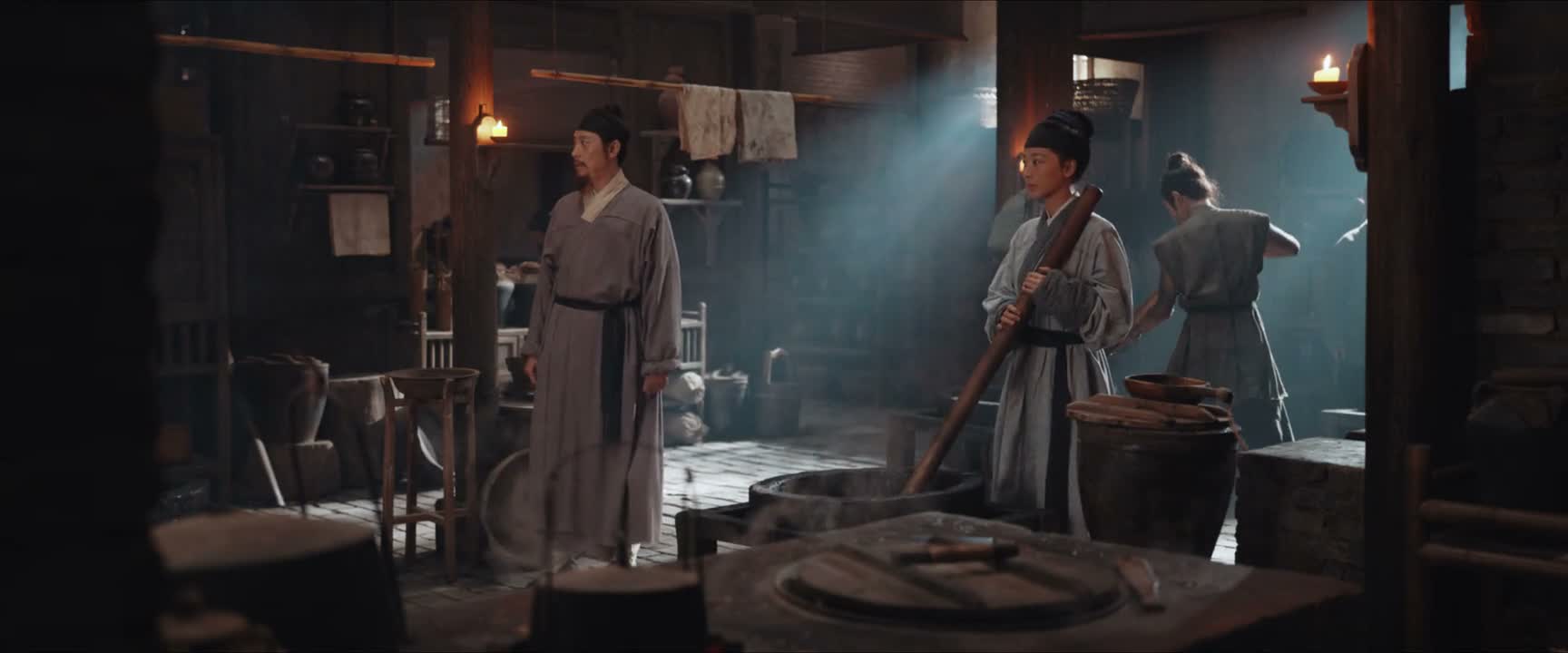 把墨饼拿来 给他们分一下