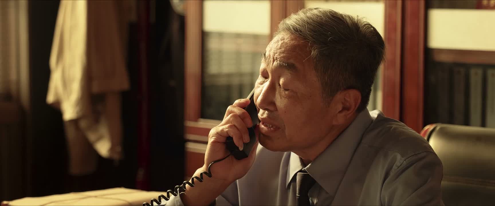 不是 你们两个背后搞什么名堂呢
