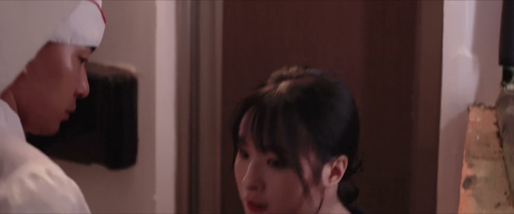 大家别着急 她真是警察 你们往后退 往后退