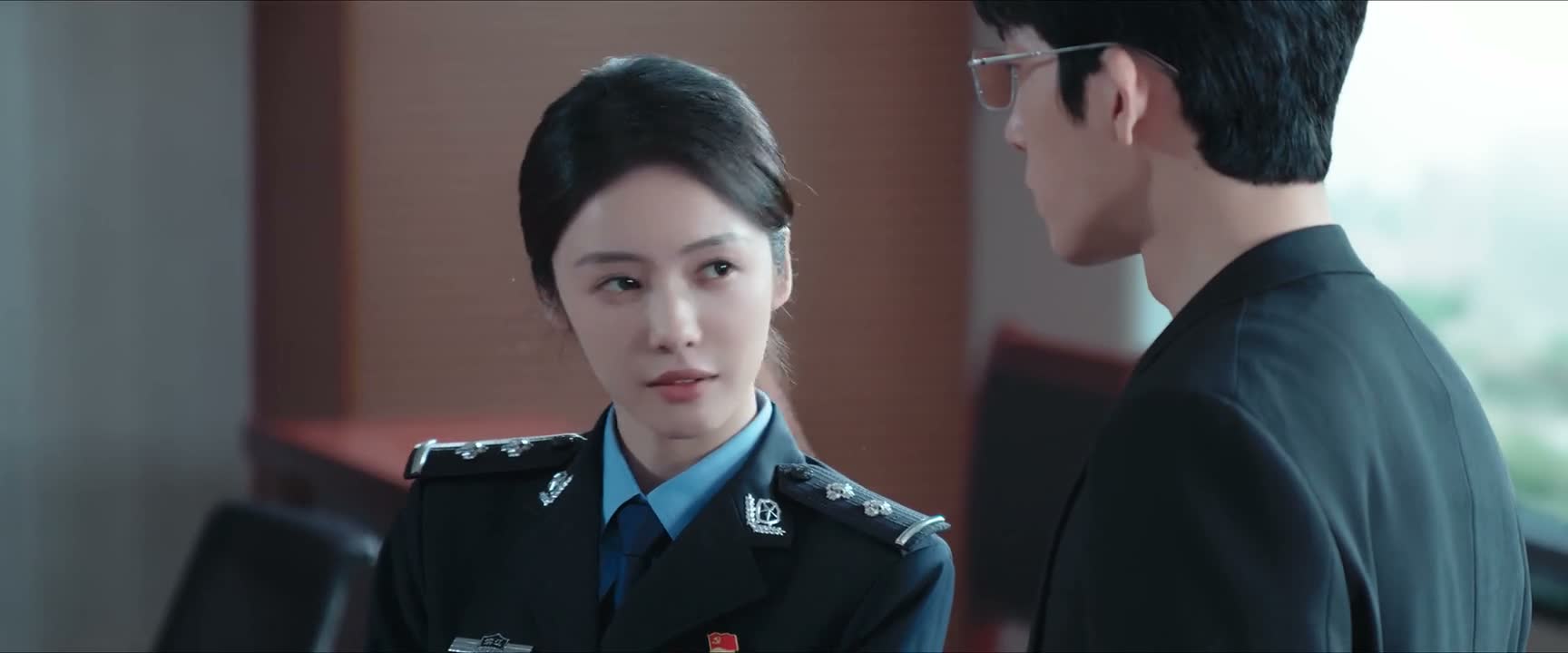 你拍那么响的桌子干什么呀