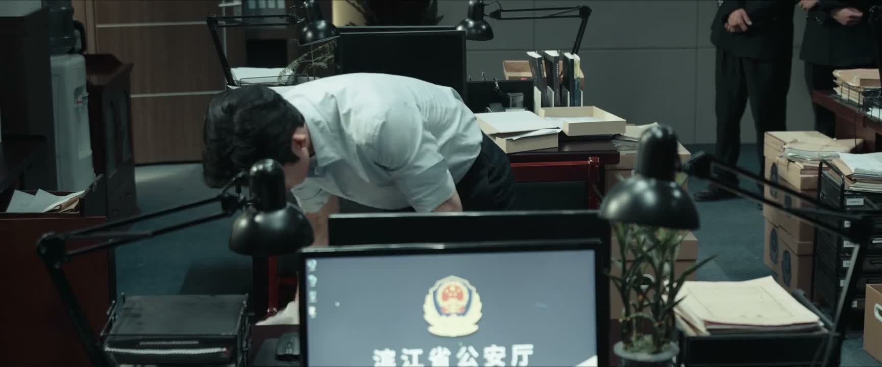 你瞧瞧 这办公室翻了个底朝天