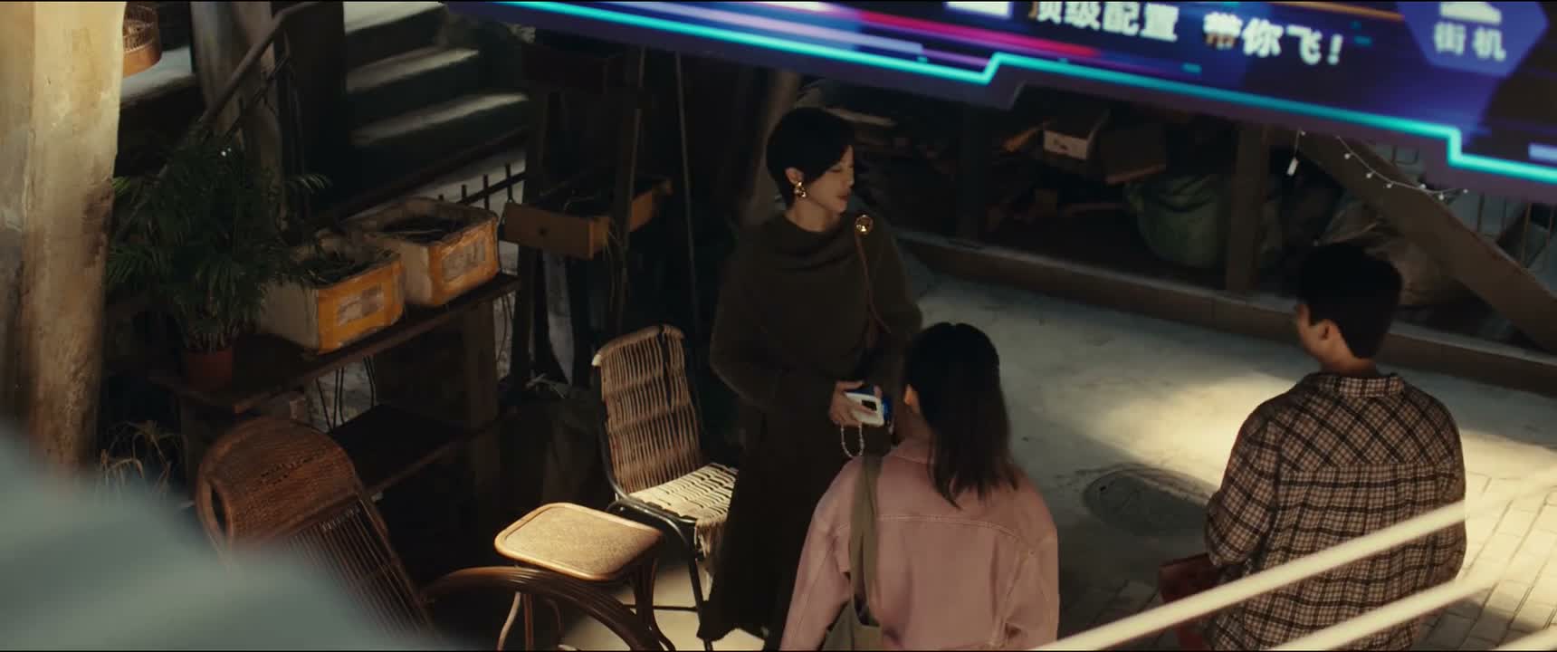 刚去找他没在家里 我在这儿等他一会儿