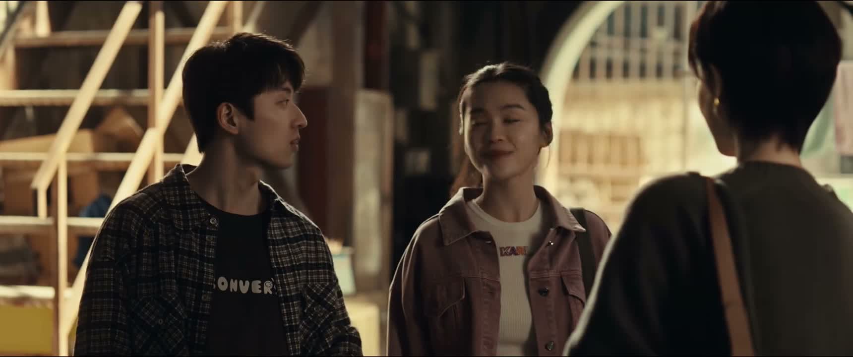 我早上看有车接他出去了呀