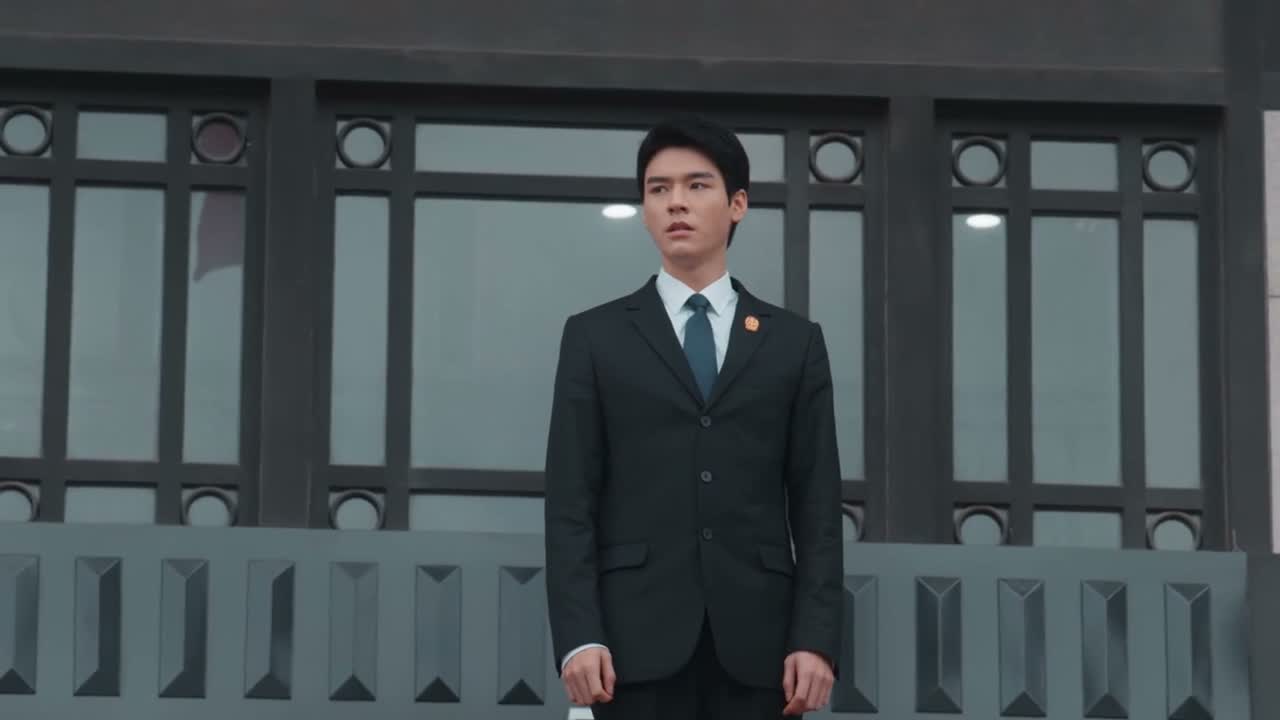 她凭什么要等你