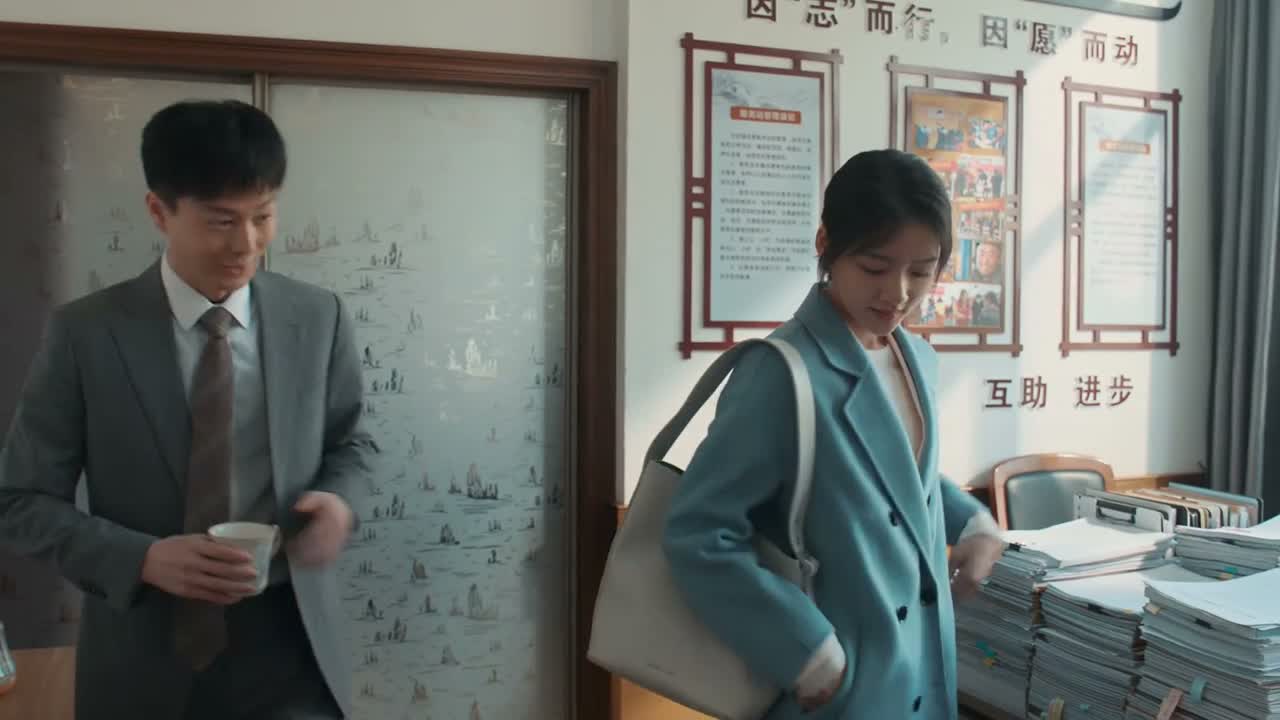 坐吧坐 谢谢 喝点水
