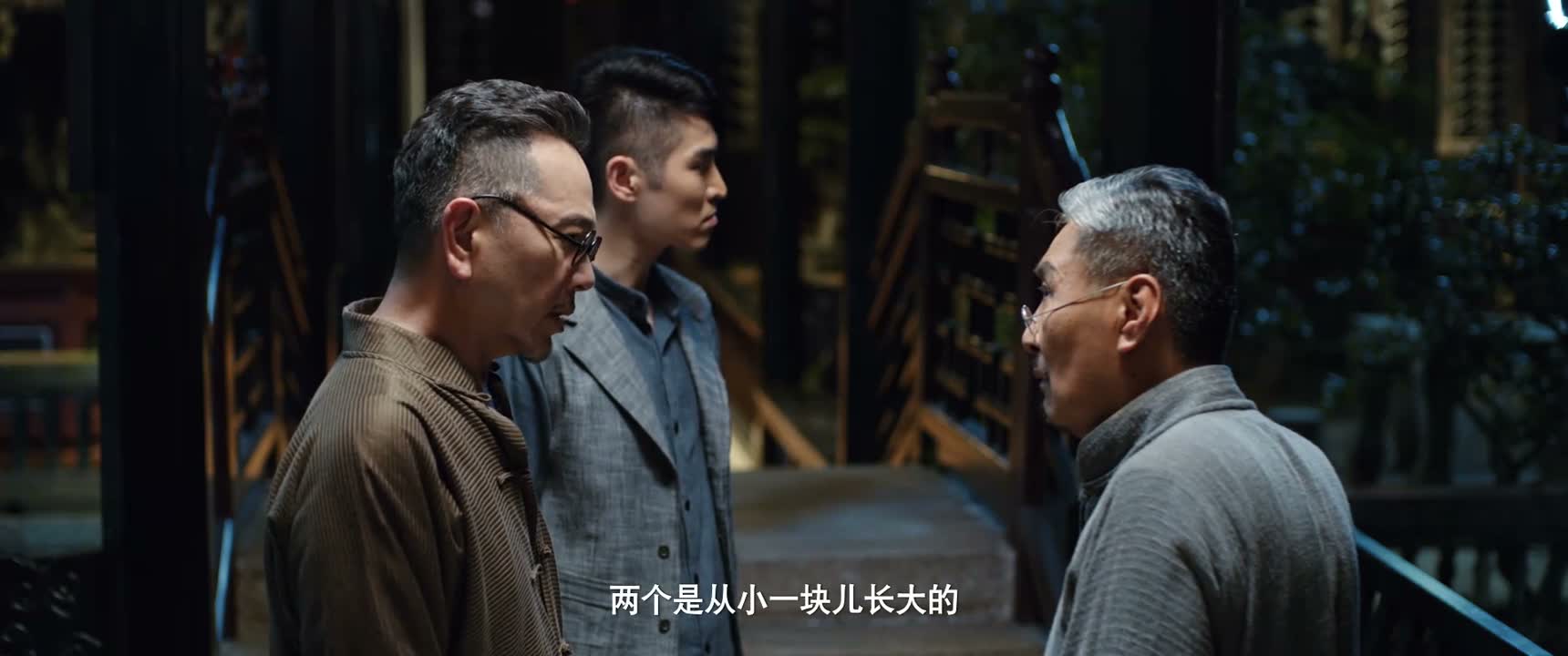 两个是从小一块儿长大的