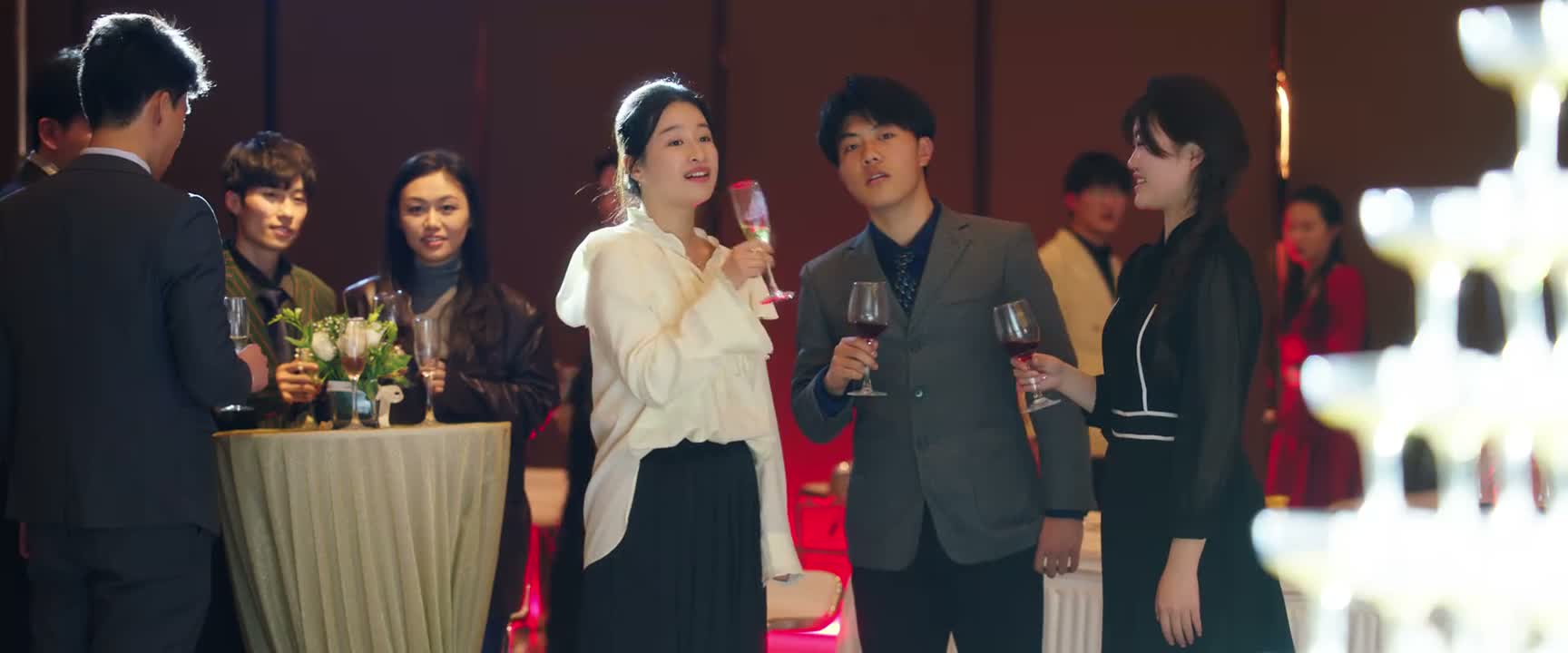 你结婚了还在外面勾三搭四的