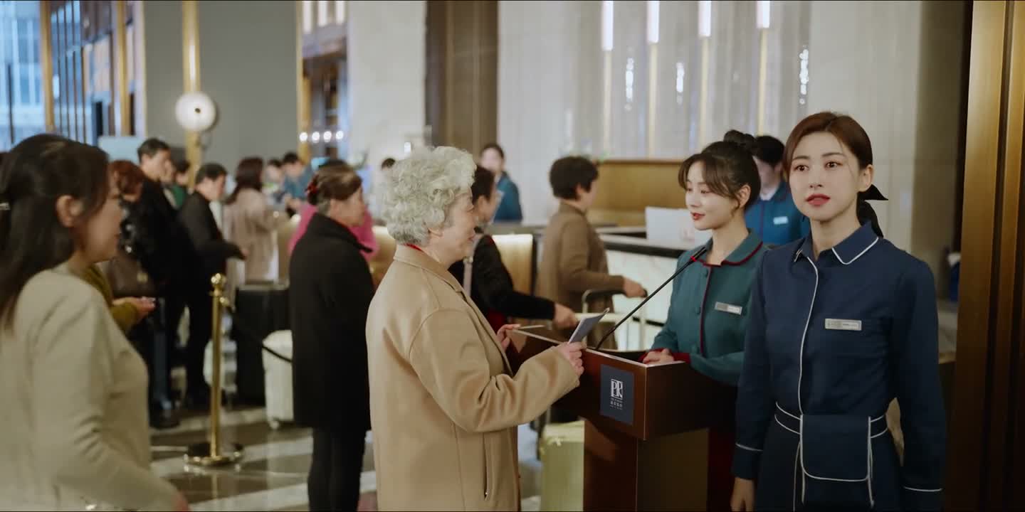 请问能帮我倒杯热水吗