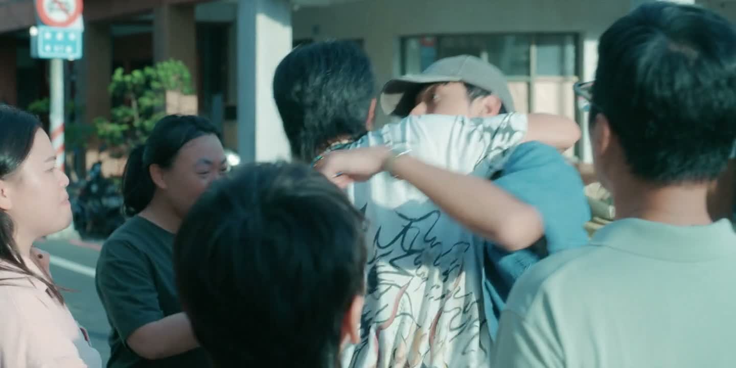 -你给我过来喔 -小心车子 看车啦
