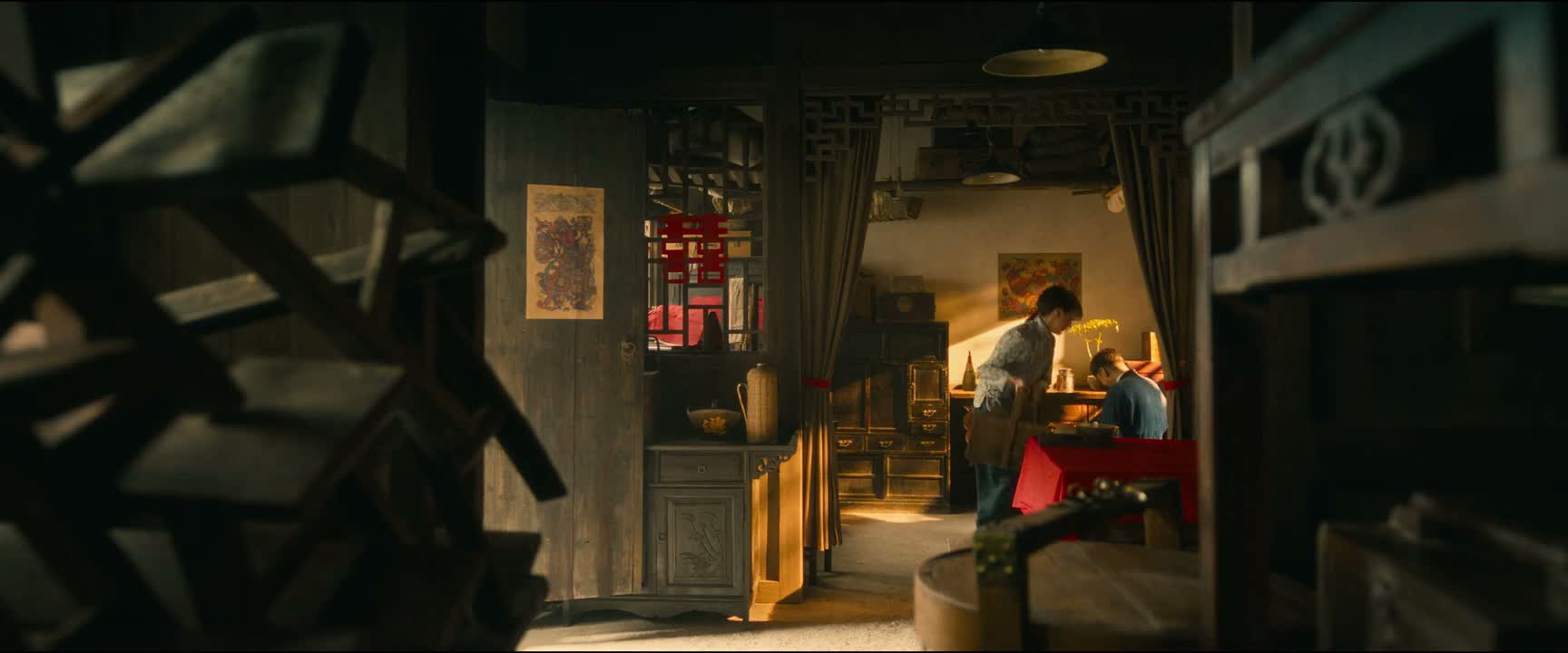 明天你穿什么 要不要跟小姐借一下