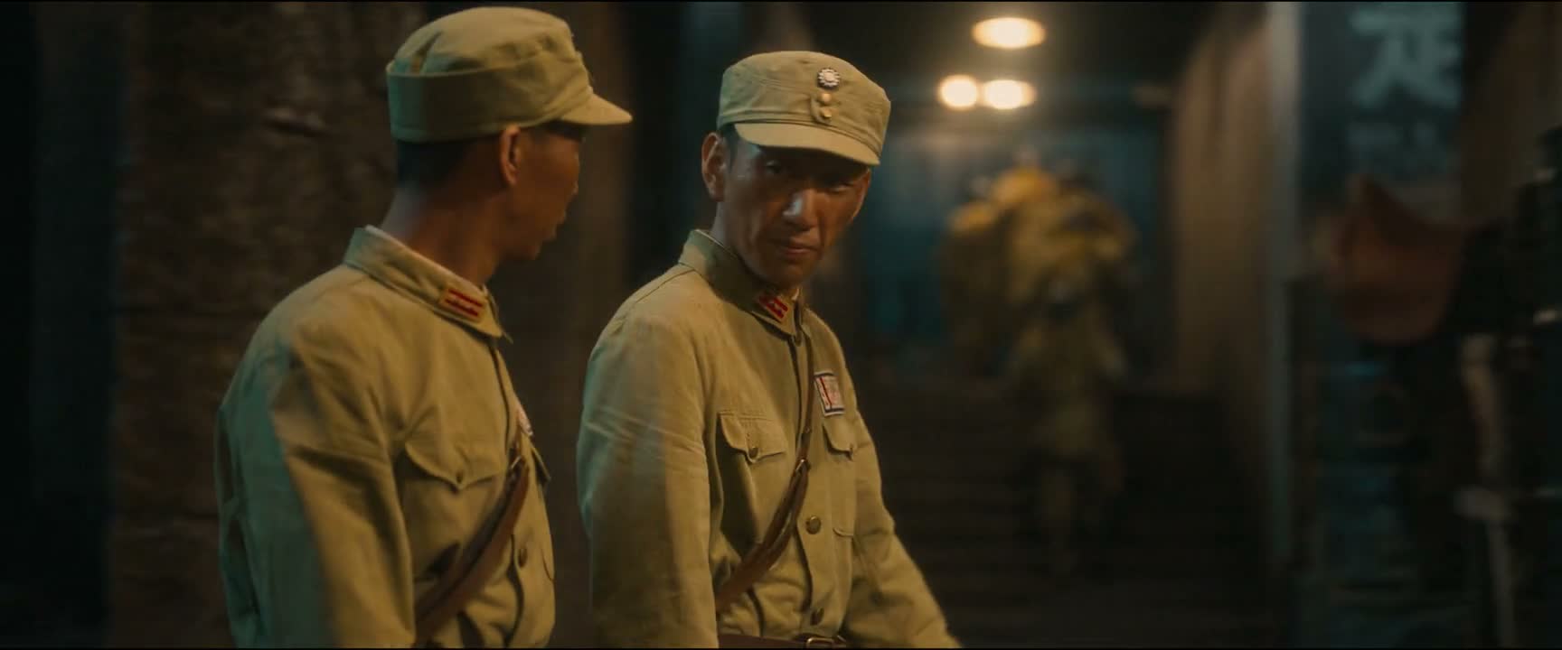 谁要多嘴 先扒他的皮 往后退