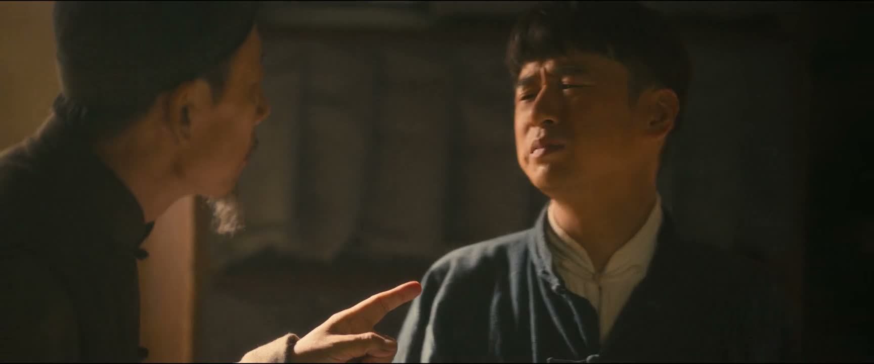 掌柜的怎么可能嘛 而且还拿我的烟请客