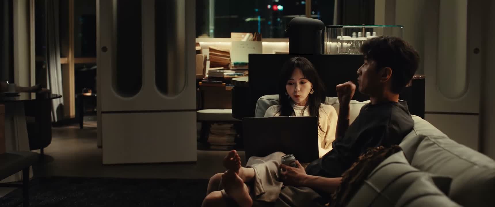 我觉得是男主先发现的 但他没有告诉女主