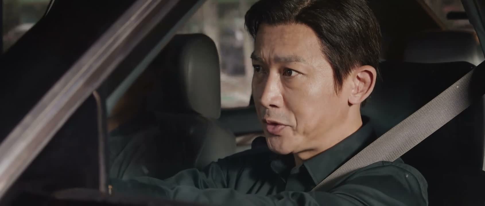 就死死地盯着我