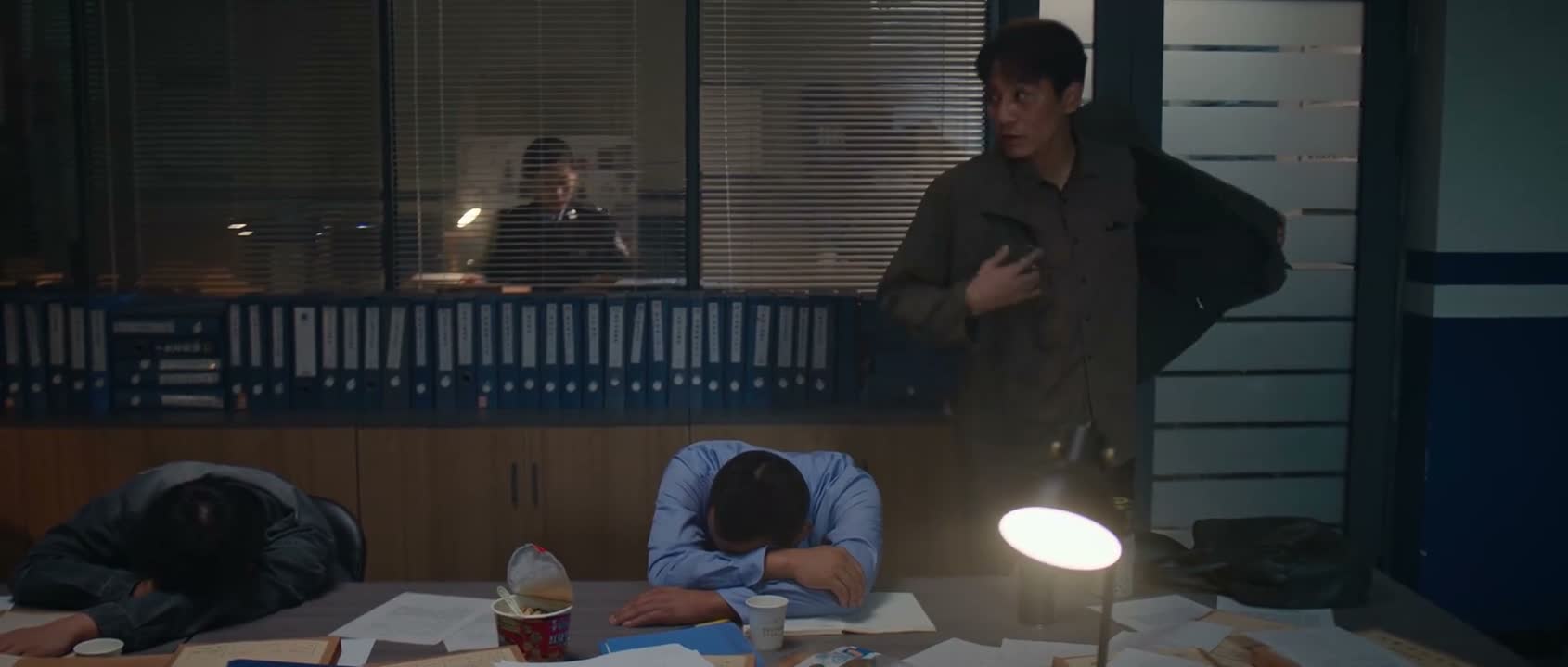 听到四个劫匪的时候