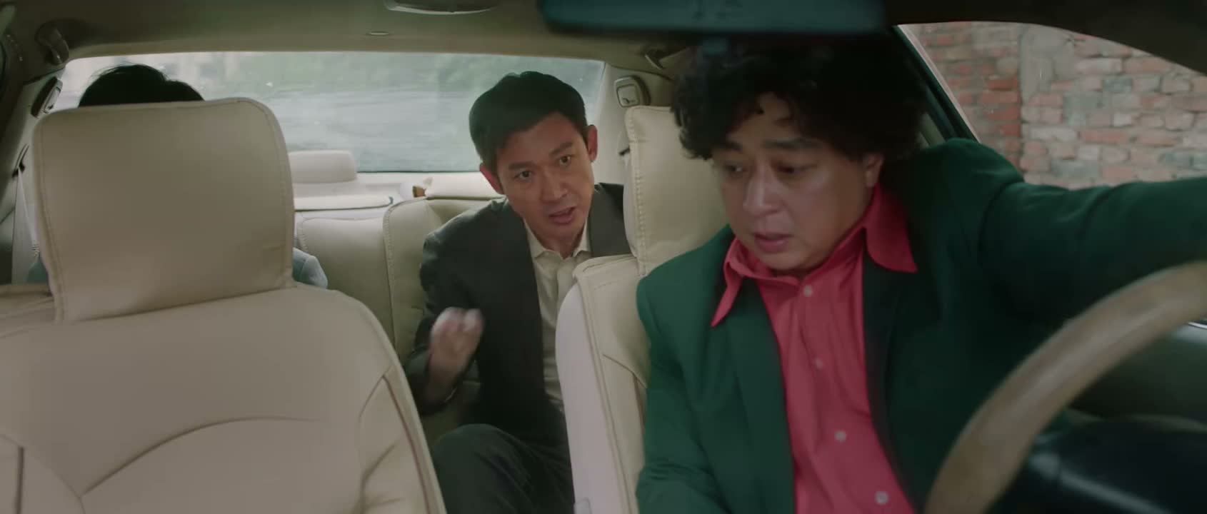 现在不能再让他抓到我们任何事