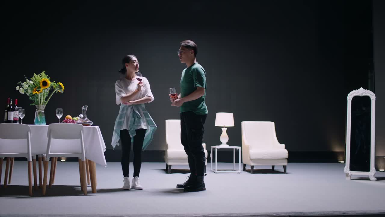 跟你一样戴个眼镜